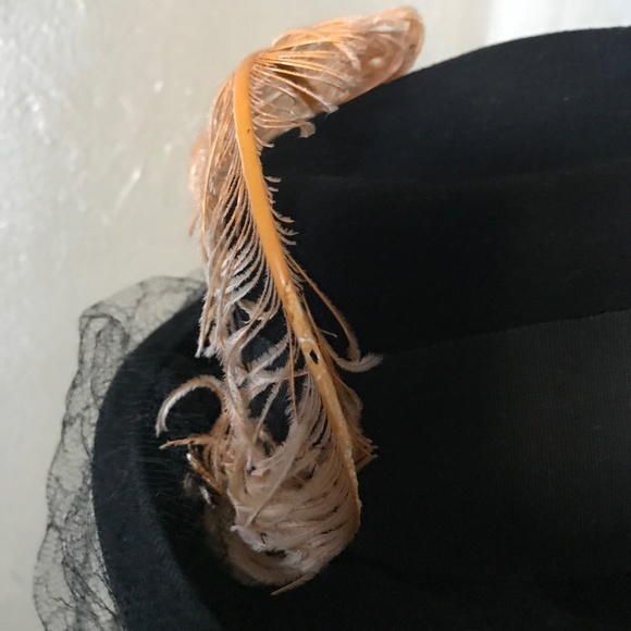 IMPOSING 1930S' BLACK FELT TILT FEDORA WITH GOLD OSTRICH FEATHER & INTACT VEIL - Picture 11 of 15